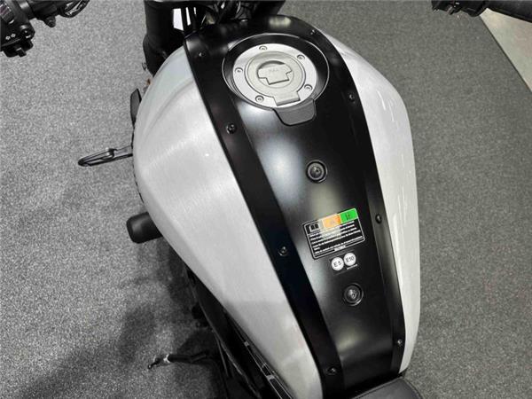 2024 Yamaha XSR 700 Legacy Silver