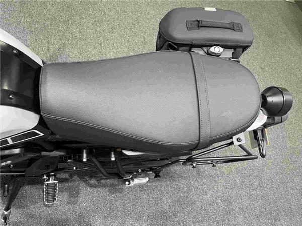 2024 Yamaha XSR 700 Legacy Silver