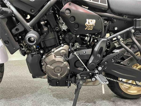 2024 Yamaha XSR 700 Legacy Silver