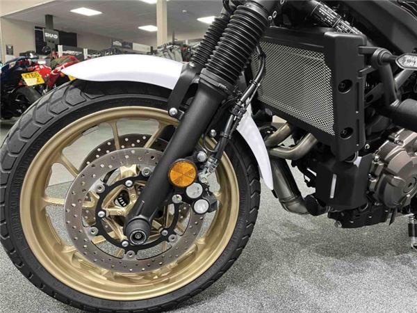 2024 Yamaha XSR 700 Legacy Silver