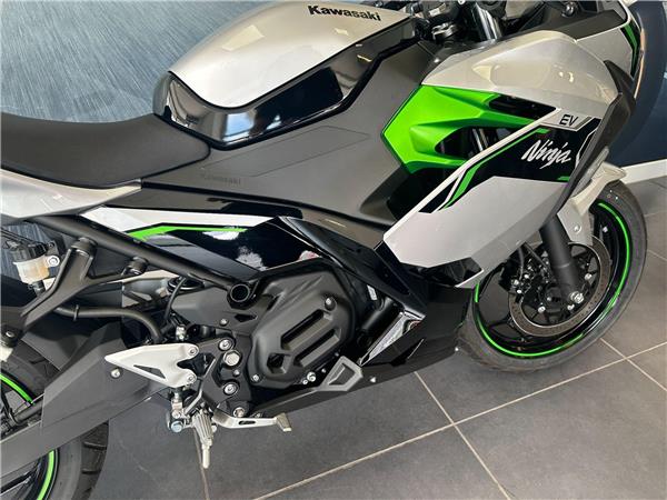 2025 Kawasaki Ninja e-1