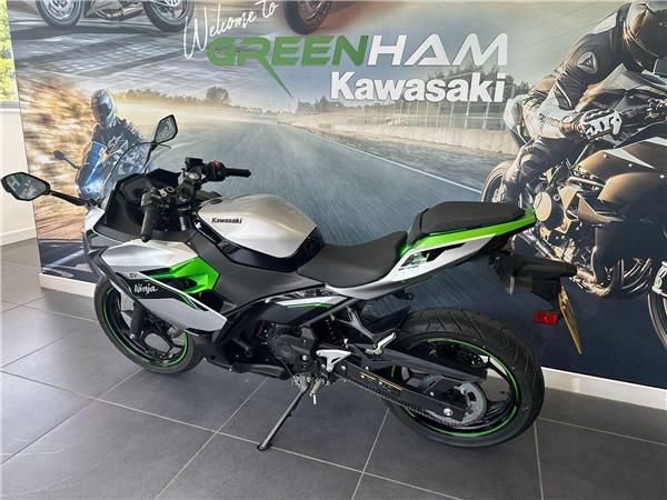 2025 Kawasaki Ninja e-1