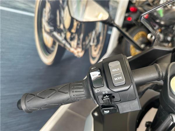 2025 Kawasaki Ninja e-1