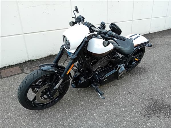 Harley-Davidson CVO - Custom Vehicle Operations Pro Street Breakout 