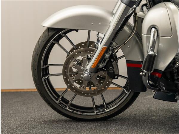 2019 Harley-Davidson FLHXSE CVO Street Glide