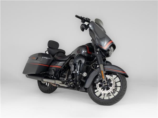 2018 Harley-Davidson FLHXSE CVO Street Glide