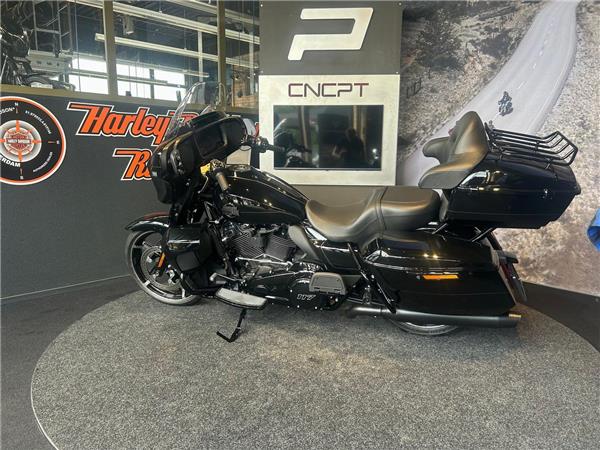 New Harley-Davidson FLHXU STREET GLIDE ULTRA Black Trim - Vivid Black