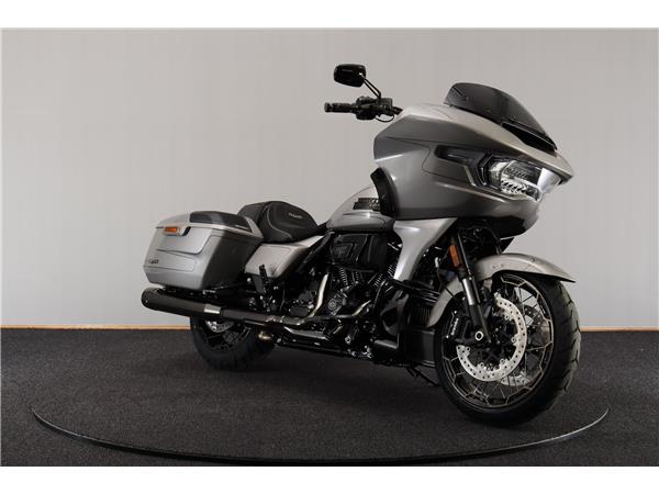 New Harley-Davidson FLTRXSE CVO Road Glide Custom Color Platinum