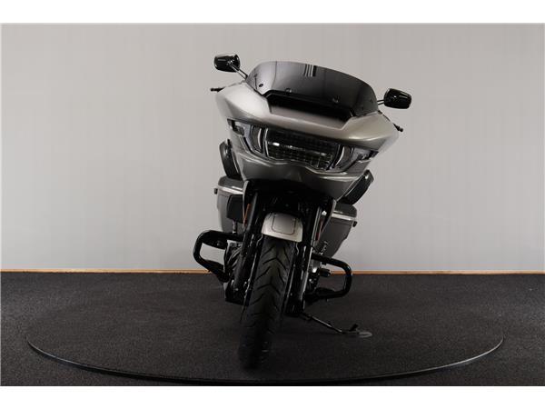 New Harley-Davidson FLTRXSE CVO Road Glide Custom Color Platinum