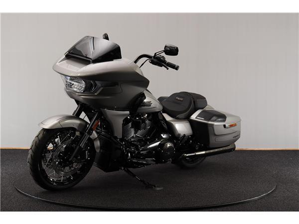 New Harley-Davidson FLTRXSE CVO Road Glide Custom Color Platinum
