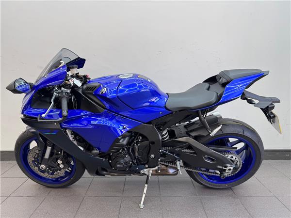 2025 YAMAHA YZF-R1