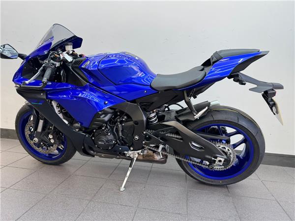 2025 YAMAHA YZF-R1