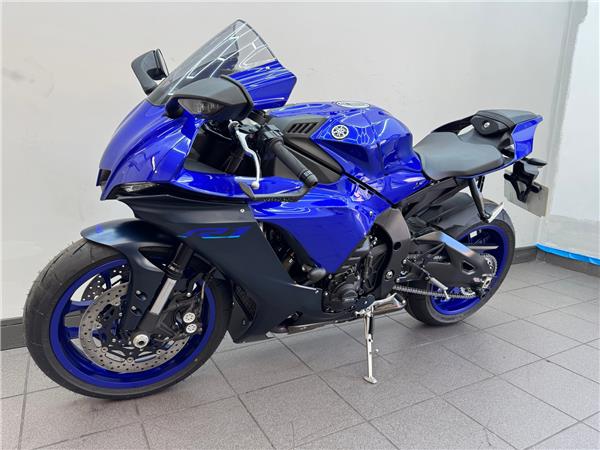 2025 YAMAHA YZF-R1