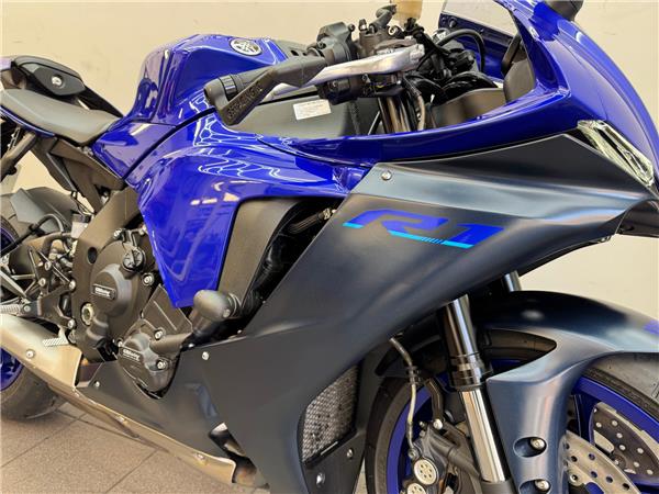 2025 YAMAHA YZF-R1