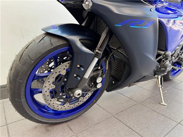 2025 YAMAHA YZF-R1