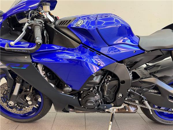 2025 YAMAHA YZF-R1