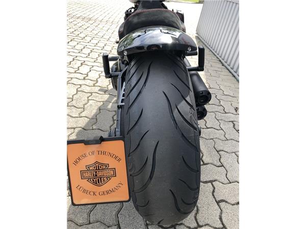 FXST Softail Standard Black 