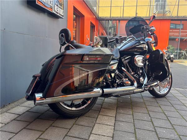 2012 Harley-Davidson CVO Road King FLHRSE