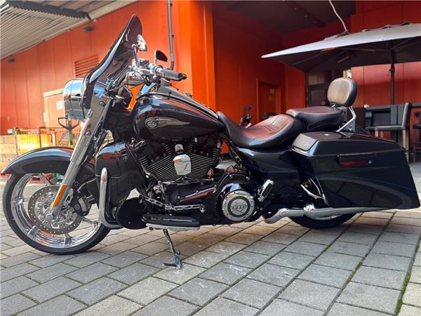 2012 Harley-Davidson CVO Road King FLHRSE