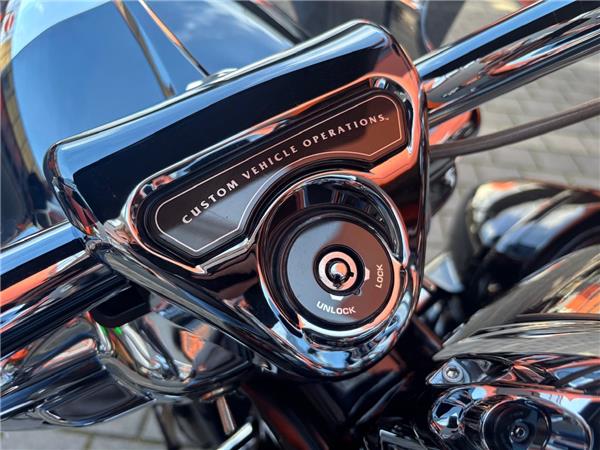 2012 Harley-Davidson CVO Road King FLHRSE