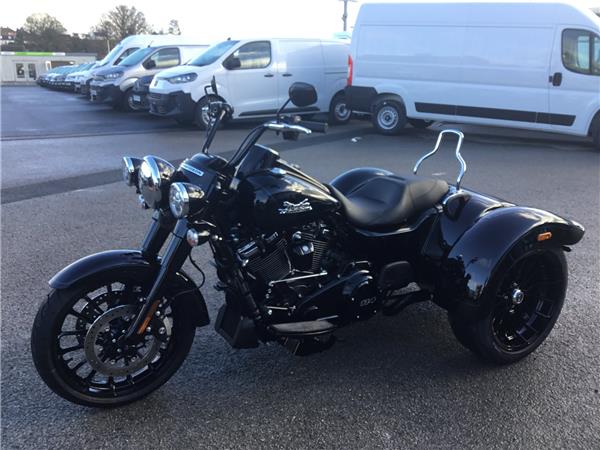 2025 HARLEY-DAVIDSON TRIKE FLRT FREEWHEELER