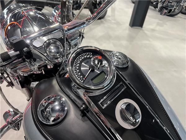 2011 HARLEY-DAVIDSON ROAD KING