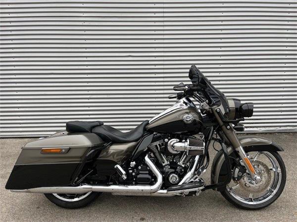 2014 Harley-Davidson CVO Road King FLHRSE
