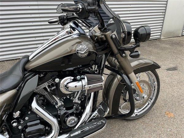 2014 Harley-Davidson CVO Road King FLHRSE