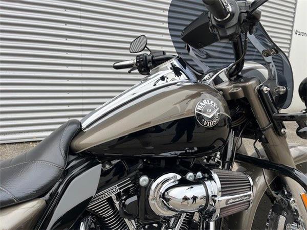 2014 Harley-Davidson CVO Road King FLHRSE