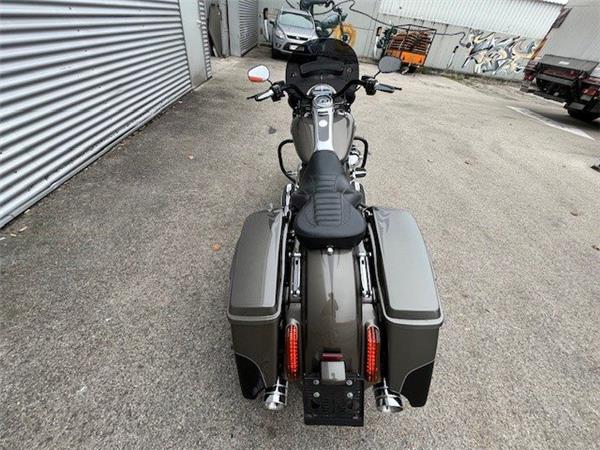 2014 Harley-Davidson CVO Road King FLHRSE