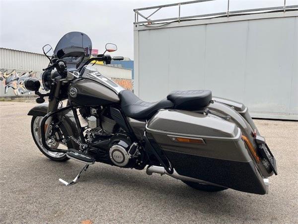2014 Harley-Davidson CVO Road King FLHRSE