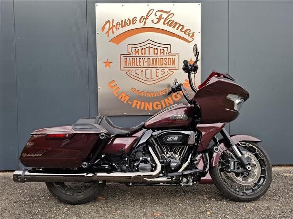 FLTRXSE Road Glide CVO mit Kesstech Auspuff
