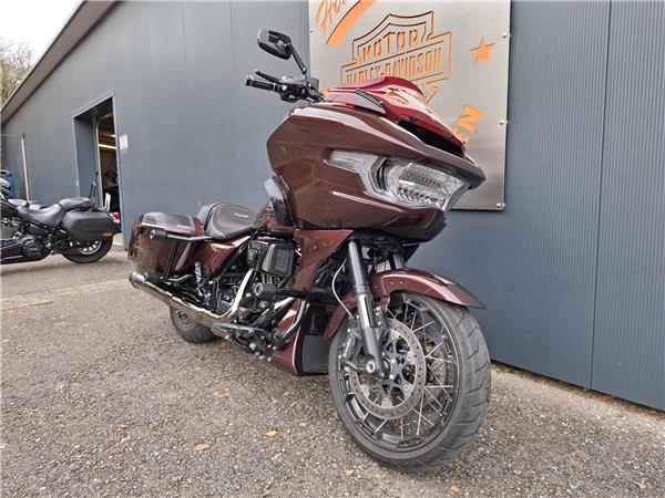 FLTRXSE Road Glide CVO mit Kesstech Auspuff