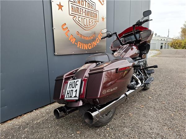 FLTRXSE Road Glide CVO mit Kesstech Auspuff