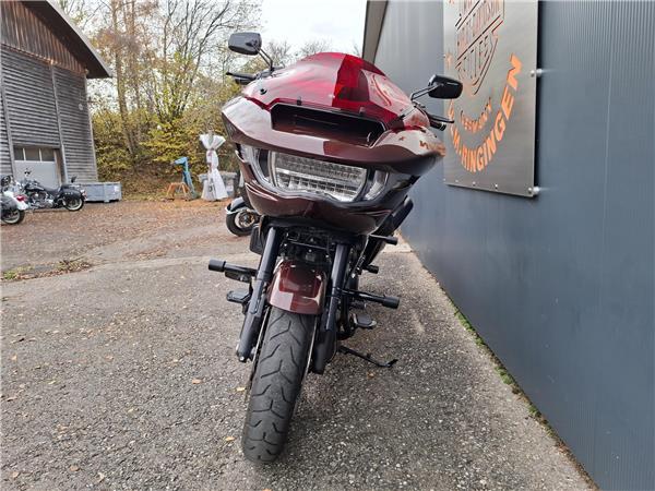 FLTRXSE Road Glide CVO mit Kesstech Auspuff