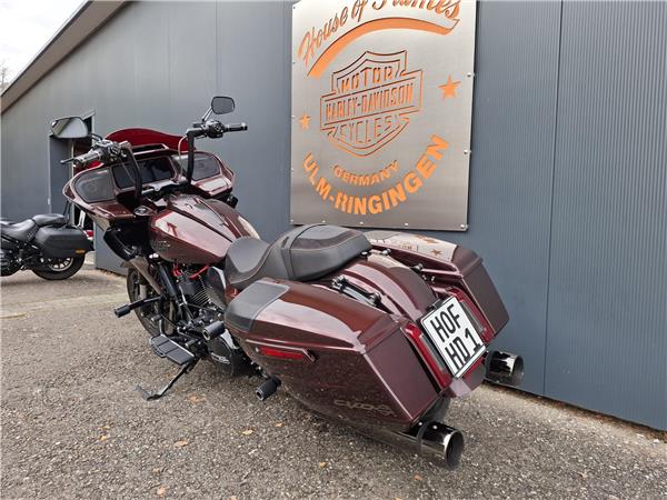 FLTRXSE Road Glide CVO mit Kesstech Auspuff