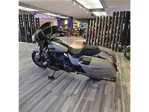 Harley-Davidson CVO - Custom Vehicle Operations STREET GLIDE CVO 121