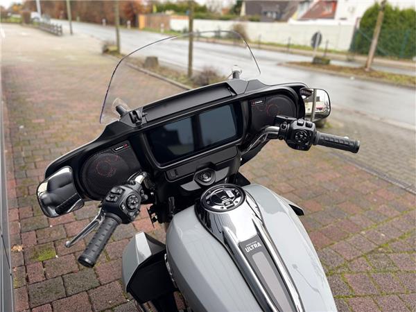 FLHXU STREET GLIDE ULTRA Wilbers / Jekill&Hyde