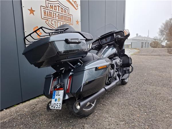 Touring FLHXU Street Glide Ultra mit J&H