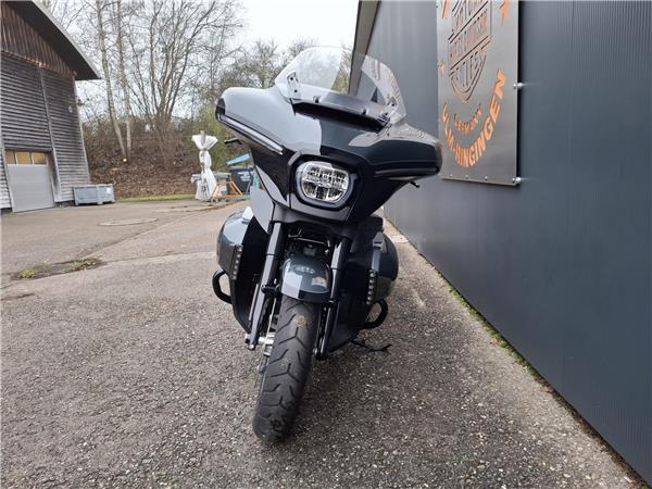 Touring FLHXU Street Glide Ultra mit J&H