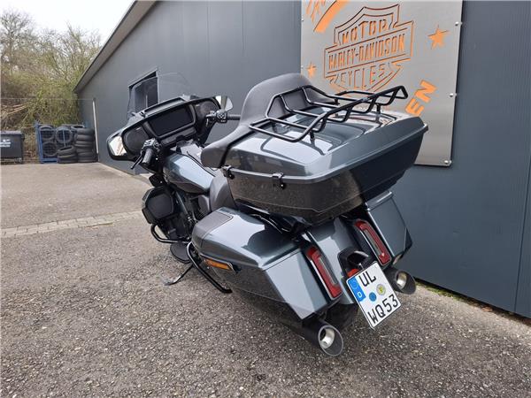 Touring FLHXU Street Glide Ultra mit J&H
