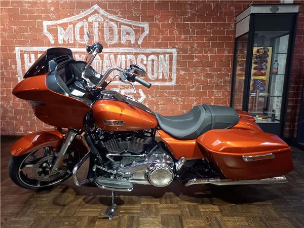 FLTRX Road Glide mit Jekill&Hyde Auspuff