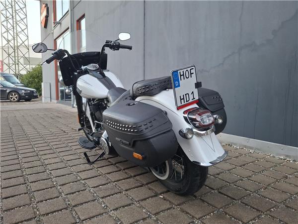 FLHC Heritage Softail Classic mit J&H Auspuff