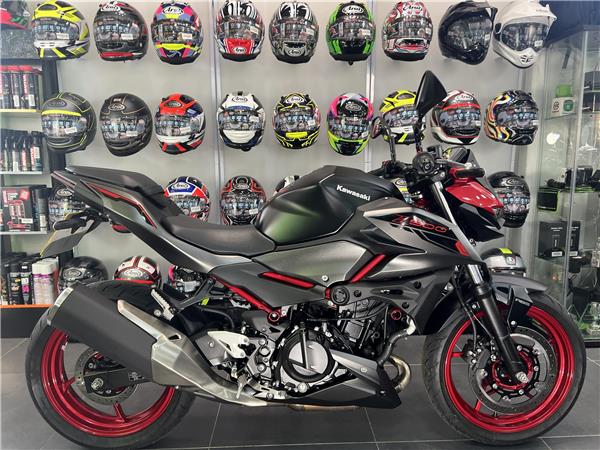 SAVE £300 2025 KAWASAKI Z500 SE IN CANDY PERSIMMON RED