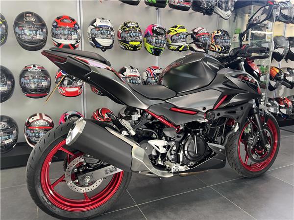 SAVE £300 2025 KAWASAKI Z500 SE IN CANDY PERSIMMON RED