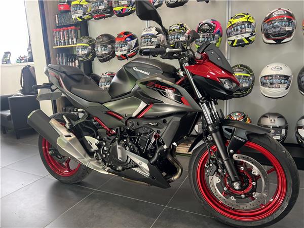 SAVE £300 2025 KAWASAKI Z500 SE IN CANDY PERSIMMON RED