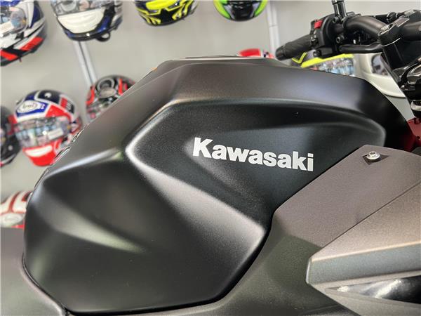 SAVE £300 2025 KAWASAKI Z500 SE IN CANDY PERSIMMON RED