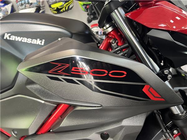 SAVE £300 2025 KAWASAKI Z500 SE IN CANDY PERSIMMON RED