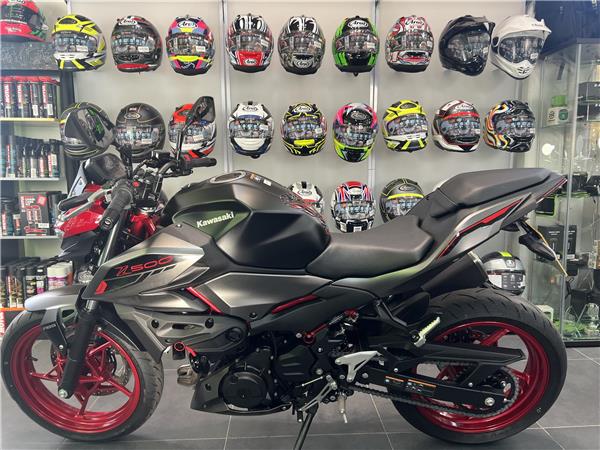 SAVE £300 2025 KAWASAKI Z500 SE IN CANDY PERSIMMON RED