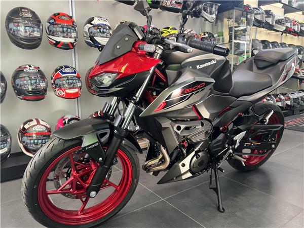 SAVE £300 2025 KAWASAKI Z500 SE IN CANDY PERSIMMON RED